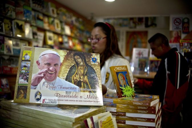 Creyentes miran imágenes religiosas relacionadas con el papa Francisco en una tienda a las afueras de la Catedral principal de México a propósito de su visita el mes de febrero.