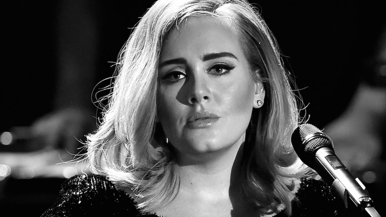 La cantante británica Adele durante una presentación en vivo en el programa '2015! Menschen, Bilder, Emotionen' de RTL en Colonia, Alemania.