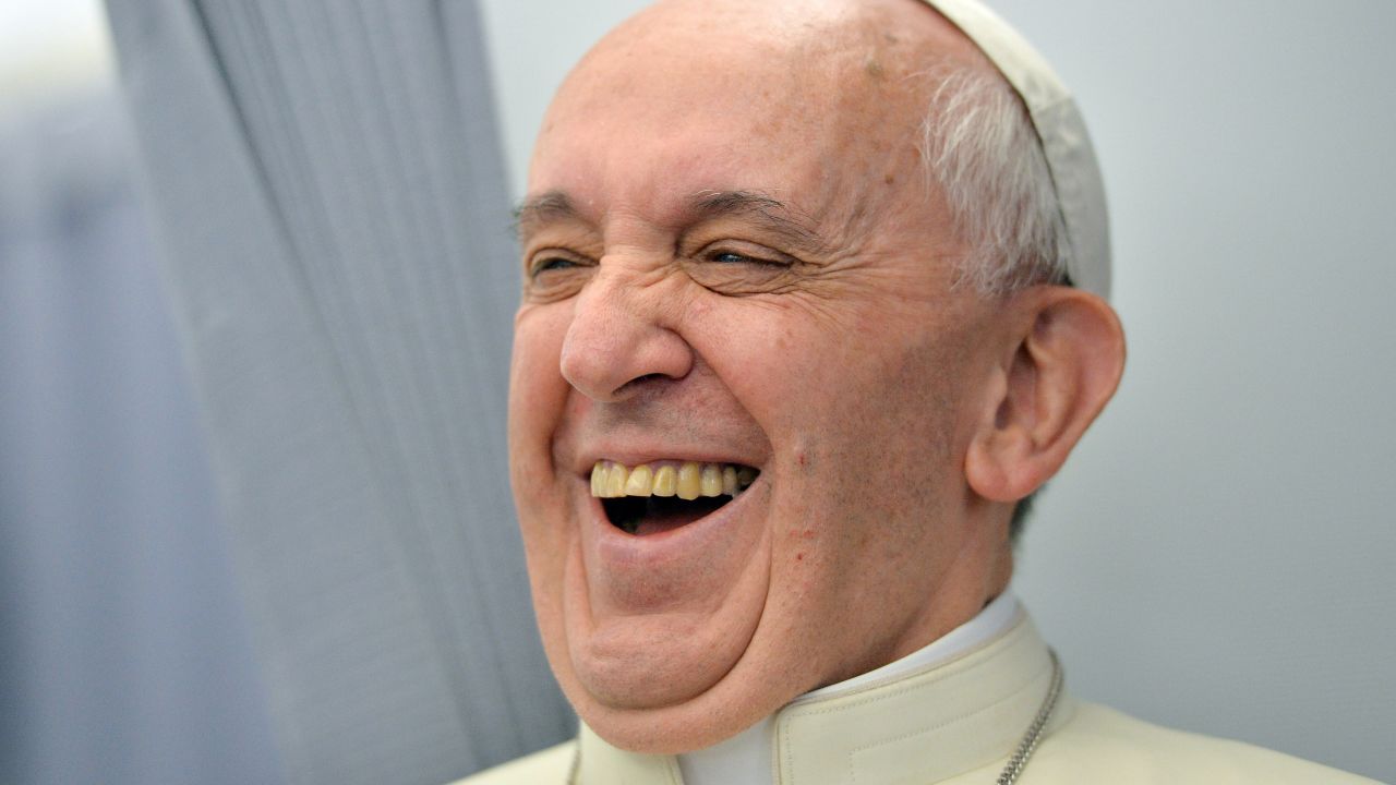 El papa Francisco se caracteriza por su gran sentido del humor y la cercanía con los fieles.