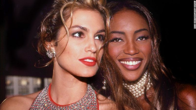 Crawford y su amiga la modelo Naomi Campbell en una fiesta privada en 1992.