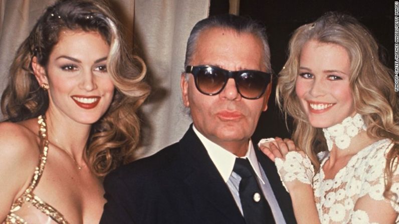 Junto a la supermodelo Claudia Schiffer y el diseñador Karl Lagerfeld en París en 1993.