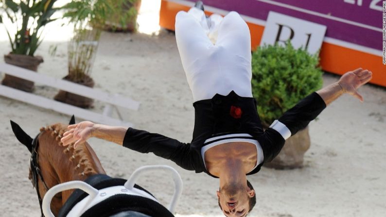 Nicolas Andreani de Francia (en su caballo Juste a Kiss HN) compite en el Campeonato Mundial de Volteo FEI 2012 en el European Horse Pole en Yvre-L'Eveque, al norte de Francia.