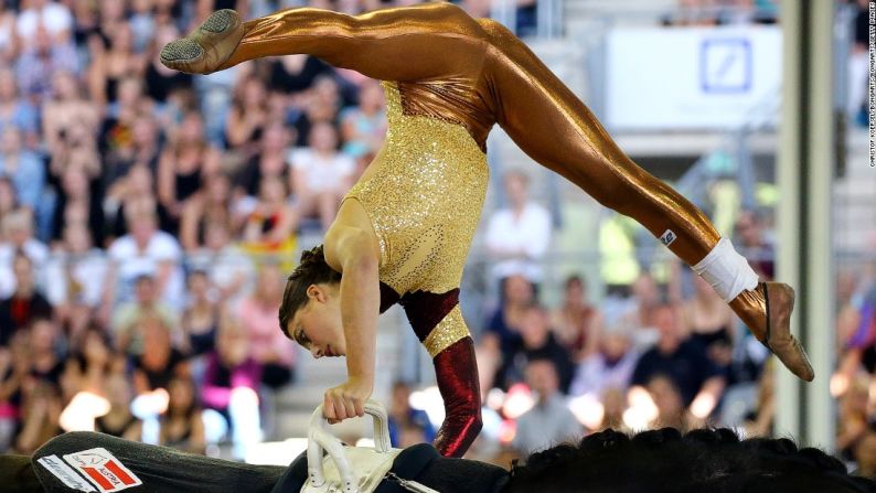 Lisa Wild actúa en su caballo Robin. La austriaca quedó en tercer lugar en la final de volteo de mujeres en el FEI European Equestrian Championship de 2015. La alemana Corinna Knauf fue la campeona.