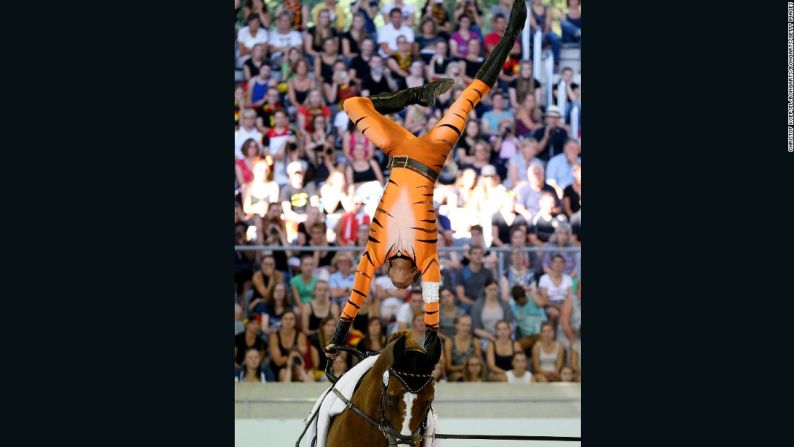 Thomas Bruesewitz, quien fue el segundo en la final, actúa en su caballo Airbus en Aquisgrán en agosto pasado.