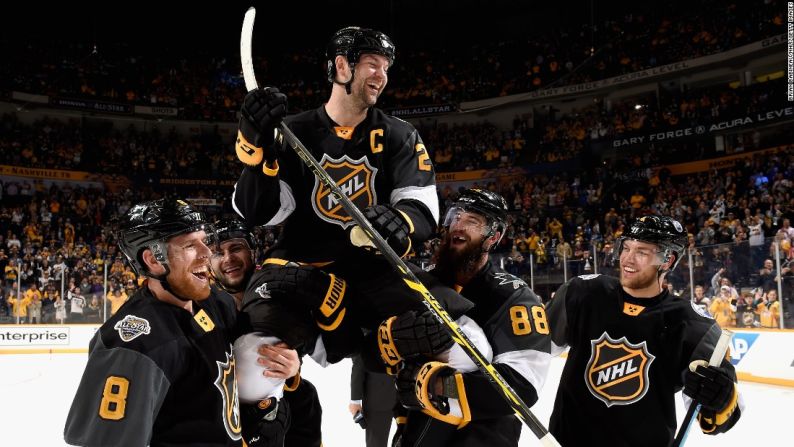 John Scott es cargado por sus compañeros de equipo de la División del Pacífico después de ganar la final del Juego de las Estrellas de la NHL, el domingo 31 de enero. Scott fue nombrado el "jugador más valioso". Scott tiene solo cinco goles en 285 juegos de la NHL, pero marcó dos goles en la semifinal del Juego de las Estrellas.