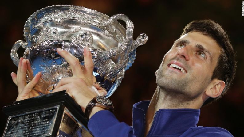 Novak Djokovic sostiene su trofeo tras derrotar a Andy Murray y ganar su sexto título del Abierto de Australia el domingo 31 de enero. El serbio ha ganado 11 títulos de 'Grand Slam', empatando con Bjorn Borg y Rod Laver en la lista de todos los tiempos.