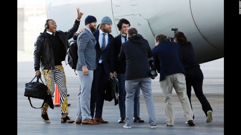 El mariscal de campo de los Carolina Panthers Cam Newton, a la izquierda, se cuela en una foto con Derek Anderson , Greg Olsen y Luke Kuechly después de que el equipo llegara a San José, California, el domingo 31 de enero para el 'Super Bowl'.