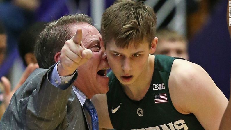 El entrenador de baloncesto del estado de Michigan Tom Izzo da instrucciones a Matt McQuaid durante un juego en Northwestern, el jueves 28 de enero.