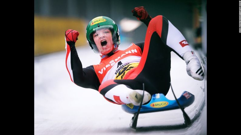 El austriaco Wolfgang Kindl celebra el domingo 31 de enero, después de terminar en el tercer lugar en el Campeonato del Mundo de Luge en Königssee , Alemania.