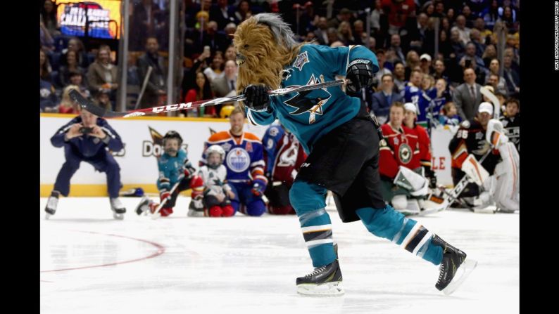 Brent Burns de los San José Sharks lleva una máscara Chewbacca durante el Juego de Estrellas de la NHL el sábado 30 de enero. Burns es conocido por tener uno de los mejores vellos faciales en el hockey.