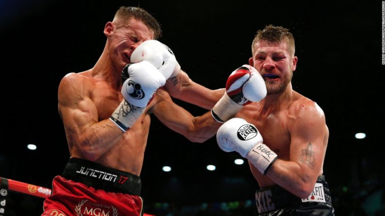 Tommy Martin, a la izquierda, boxea con John Wayne Hibbert durante una pelea por el título en Londres el sábado 30 de enero. Hibbert noqueó a Martin en el 12° round para retener su título.