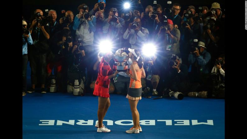 Sania Mirza, a la izquierda, y Martina Hingis besan su trofeo después de ganar el título de dobles del Abierto de Australia el viernes 29 de enero. El año pasado el equipo ganó Wimbledon y el Abierto de EE.UU.