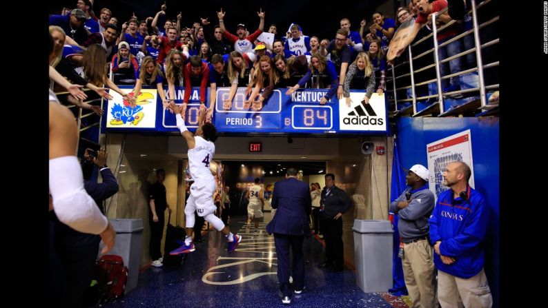 Devonte' Graham salta para saludar a seguidores del Kansas Jayhawks después de haber derrotado a los Kentucky en Lawrence, Kansas el sábado 30 de enero.