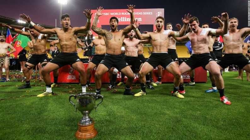 Jugadores de rugby de Nueva Zelanda realizan la danza tradicional 'haka' después de vencer a Sudáfrica y ganar el Wellington Sevens el domingo 31 de enero. Es el tercer año consecutivo que Nueva Zelanda gana el torneo.