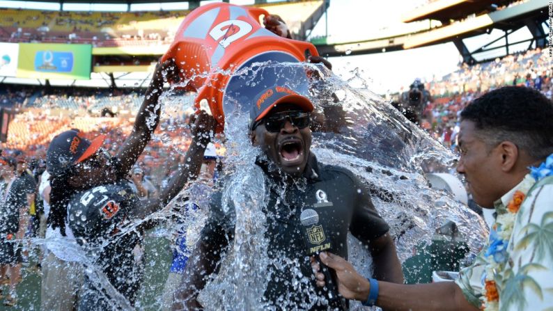 El jugador de fútbol americano y miembro del Salón de la Fama de la NFL Michael Irvin es rociado con agua después de que su equipo derrotara al de Jerry Rice por 49-27 el domingo 31 de enero.