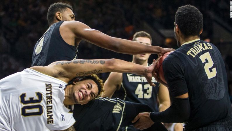 Jugadores del Wake Forest roban el balón de Zach Auguste del Notre Dame durante un juego de baloncesto de la universidad en South Bend, Indiana, el domingo 31 de enero.