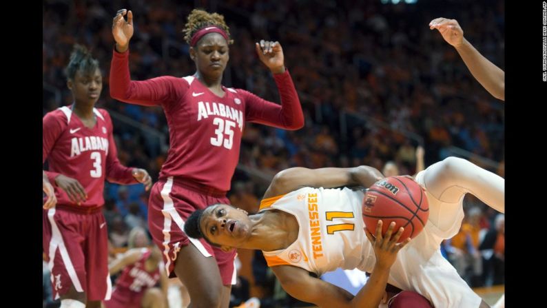 Diamond DeShields de Tennessee queda en posición horizontal después de chocar con un jugador de Alabama (fuera de cámara) en Knoxville, Tennessee, el domingo 31 de enero.