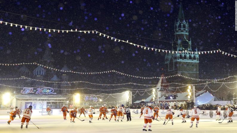 La gente juega hockey en la Plaza Roja de Moscú el miércoles 27 de enero,100 días antes de que la ciudad acogera el Campeonato del Mundo de Hockey sobre Hielo.