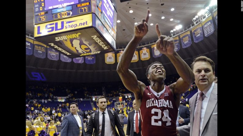 Buddy Hield celebra después de que su equipo derrotó a LSU en Baton Rouge, Louisiana, el sábado 30 de enero.