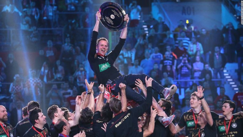 El entrenador de Alemania Dagur Sigurdsson es levantado por sus jugadores el domingo 31 de enero, después de ganar el Campeonato de Europa de Balonmano en Cracovia, Polonia. Los alemanes derrotaron a España en la final para ganar su primer título europeo desde 2004.