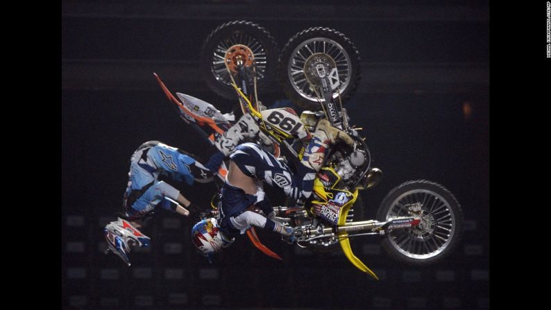 Petr Pilat, a la izquierda, y Travis Pastrana en la práctica del domingo 31 de enero, antes del evento Nitro Circus Live en Praga, República Checa.