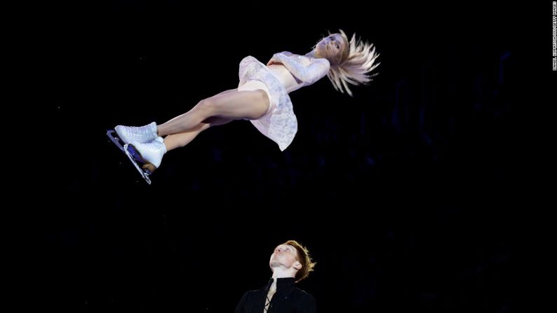 Los patinadores artísticos rusos Evgenia Tarasova y Vladimir Morozov el domingo 31 de enero, durante la exhibición de gala del Campeonato Europeo de Patinaje Artístico.