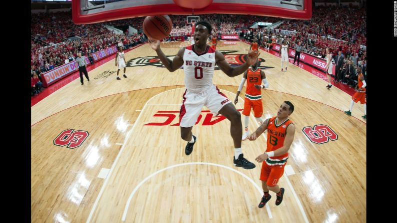 Abdul -Malik Abu de Carolina del Norte mete el balón contra Miami el sábado 30 de enero.