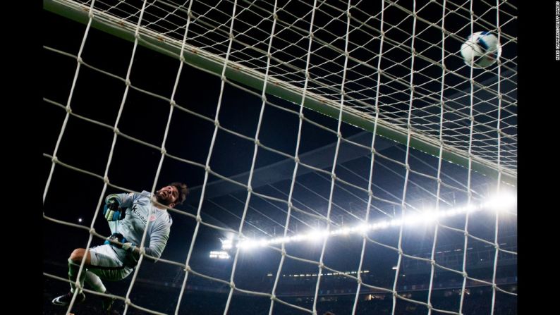 Iago Herrerín , el portero del Athletic de Bilbao, despeja el balón por encima del arco durante un partido durante la Copa del Rey ante el FC Barcelona el miércoles 27 de enero. El Barcelona ganó el partido 3-1 para hacerse con un puesto en las semifinales del torneo español.