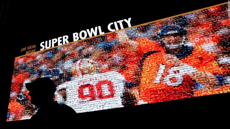 Peyton Manning de los Denver Broncos en una pantalla en San Francisco el sábado 30 de enero. El Super Bowl 50 se jugará en las cercanías de Santa Clara el 7 de febrero.