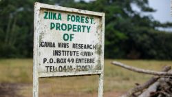 Una desgastada señal es la única indicación del comienzo del bosque Zika, la única reserva de Uganda dedicada enteramente a la investigación científica.