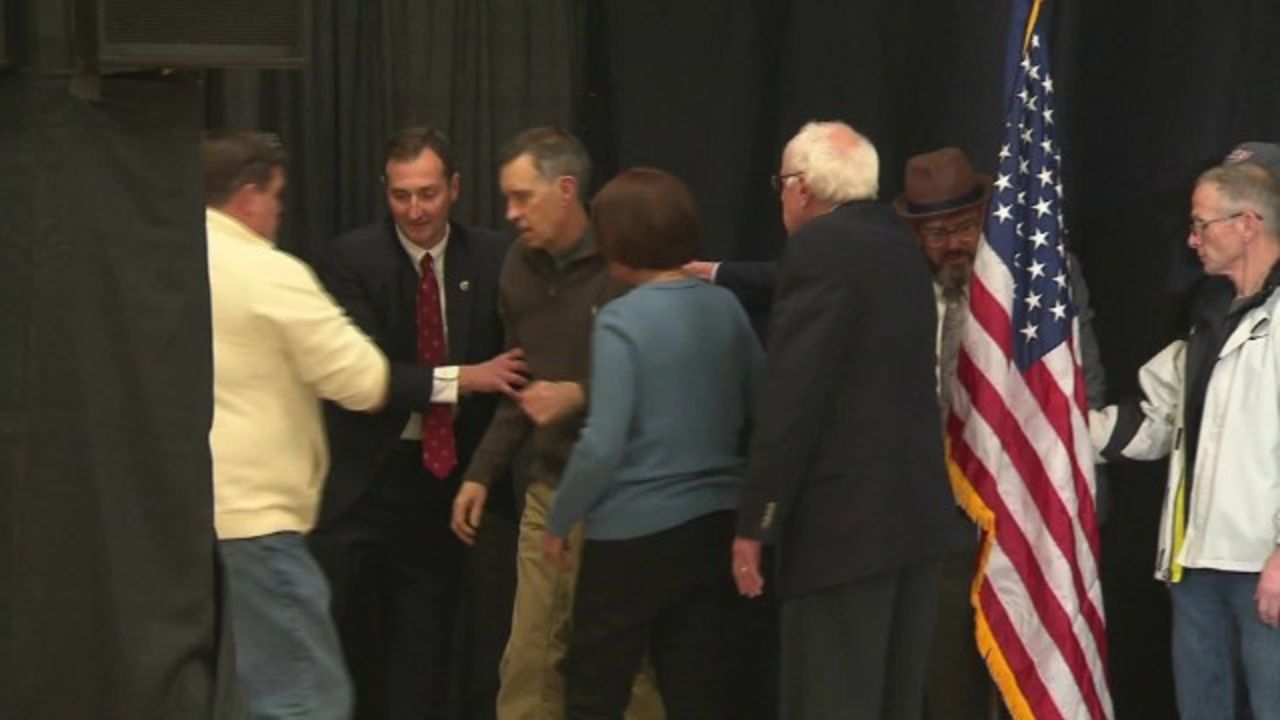 Sanders corre a salvar a un hombre en pleno discurso