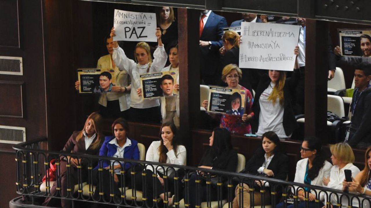 Lilian Tintori, esposa del encarcelado opositor Leopoldo López, y  familiares de otras figuras encarceladas, muestran pancartas pidiendo ley de amnistía y reconciliación