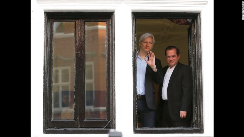 Assange aparece con el canciller de Ecuador, Ricardo Patiño, en el balcón de la embajada el 16 de junio de 2013.