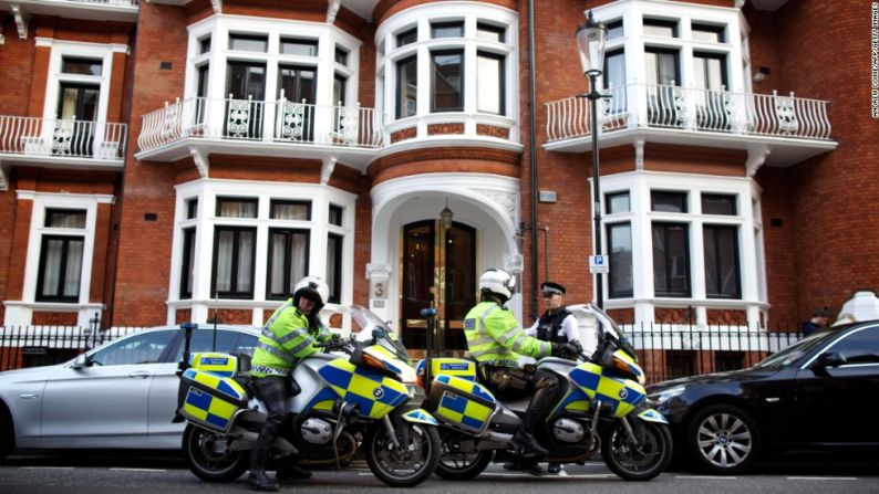 Dos agentes de policía hacen guardia frente a la embajada de Ecuador en Londres el 20 de junio de 2012, después de que Assange se refugió allí para evitar el arresto y la extradición por parte de la policía británica. Ecuador le concedió asilo en agosto de 2012.