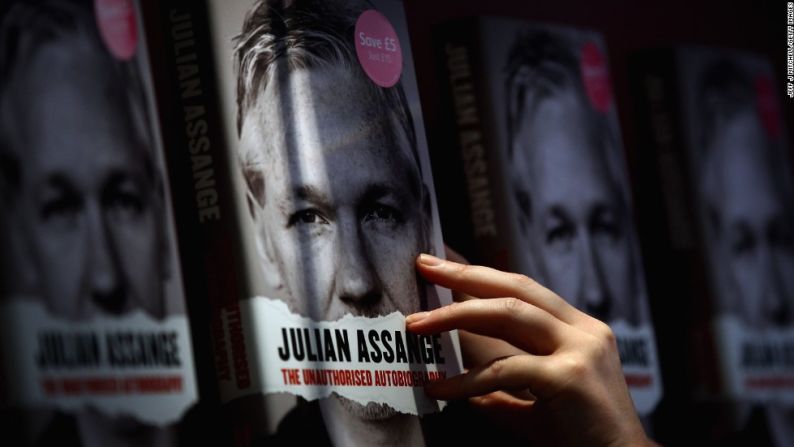 Las copias de la "autobiografía no autorizada" de Assange aparecen en exhibición en una librería en Edimburgo, Escocia, el 22 de septiembre de 2011. A principios de mes, WikiLeaks publicó más de 250.000 cables diplomáticos de Estados Unidos.