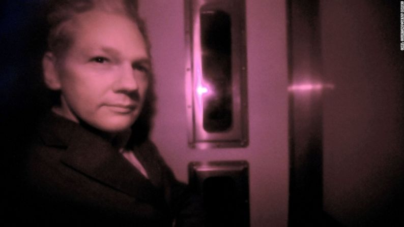 Assange se encuentra detrás de la ventana tintada de un vehículo de la policía en el tribunal de magistrados de Westminster en Londres, el 14 de diciembre de 2010. Assange se había entregado voluntariamente a las autoridades de Londres el 7 de diciembre y fue liberado bajo fianza y puesto en arresto domiciliario el 16 de diciembre.