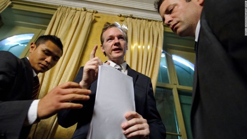 Aquí se ve a Assange y a sus guardaespaldas después de una conferencia de prensa en Ginebra, Suiza, el 4 de noviembre de 2010. En ese mes WikiLeaks comenzó a publicar cables diplomáticos de las embajadas de Estados Unidos.