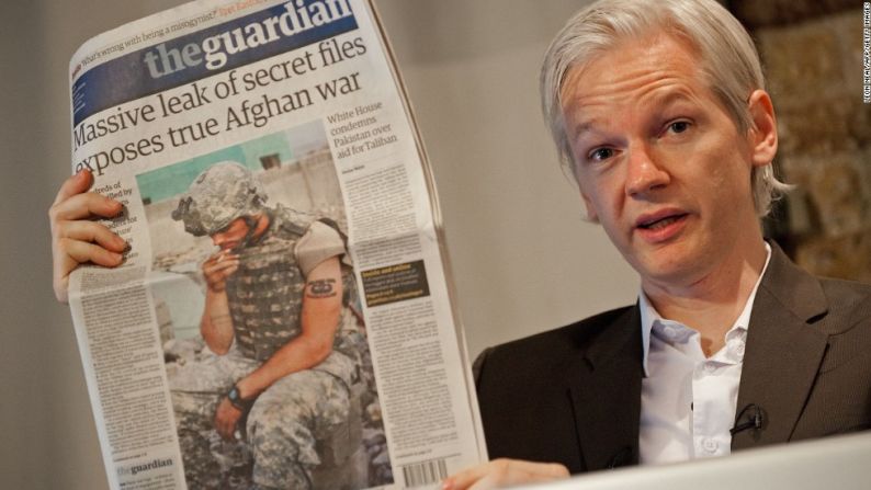 Assange sostiene un ejemplar del periódico The Guardian en Londres el 26 de julio de 2010, un día después de que WikiLeaks publicara más de 90.000 documentos clasificados relacionados con la guerra de Afganistán.