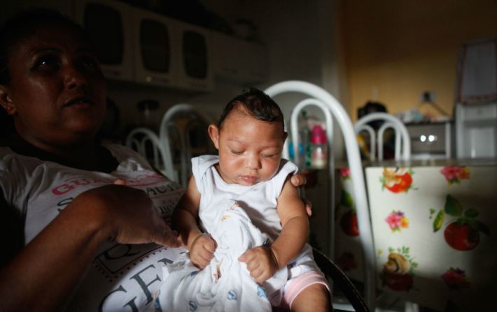 Alice Vitoria Gomes Bezerra sostiene a su hijo de tres meses que tiene microcefalia en Recife, en Brasil. En los últimos cuatro meses las autoridades han registrado 4.000 casos de esta condición que estarían relacionados con el zika.