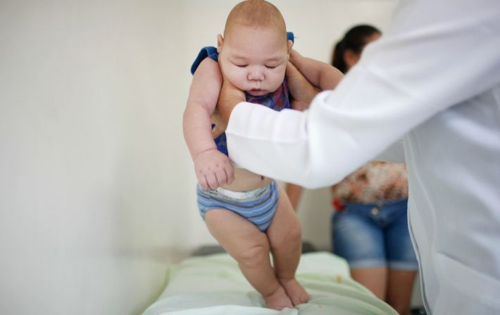 En abril, la Organización Mundial de la Salud anunció que "basado en una investigación extensa, hay consenso de que el virus del Zika es una de las causas de la microcefalia y el síndrome de Guillain-Barré".