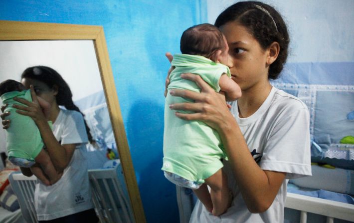 Alice Vitoria Gomes Bezerra sostiene a su hijo de tres meses que tiene microcefalia en Recife, en Brasil. En los últimos cuatro meses las autoridades han registrado 4.000 casos de esta condición que estarían relacionados con el zika.