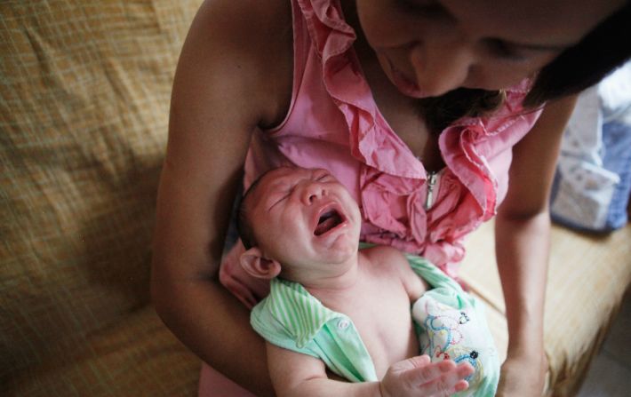 La condición causa que los bebés nazcan con una cabeza anormalmente pequeña.