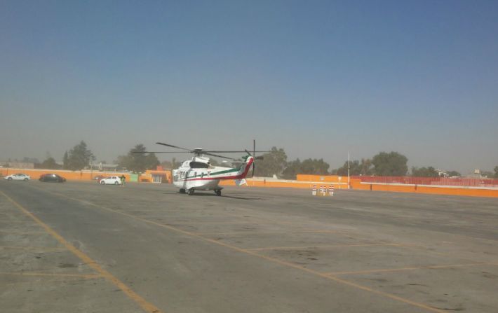 Autoridades hacen pruebas con un helicóptero en la pista en la que aterrizará el papa en Ecatepec.