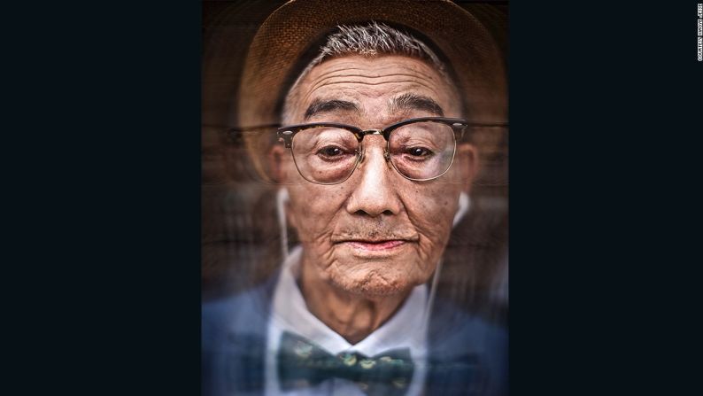 Ding Bingcai, un abuelo de 85 años de edad, quien cuidó arrozales durante toda su vida, se ha convertido en un improbable ícono de la moda.