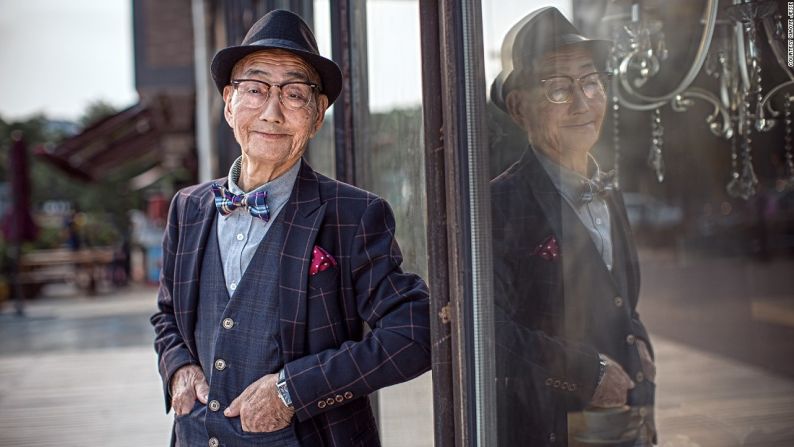 Una serie de fotos de Ding Bingcai, elegantemente vestido y en poses notablemente elegantes, tomadas por su nieto, un fotógrafo de la moda, recientemente se volvieron virales en las redes sociales chinas.