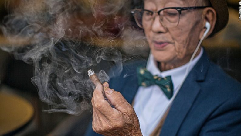 Ding Bingcai, un abuelo de 85 años de edad, quien cuidó arrozales durante toda su vida, se ha convertido en un improbable ícono de la moda.