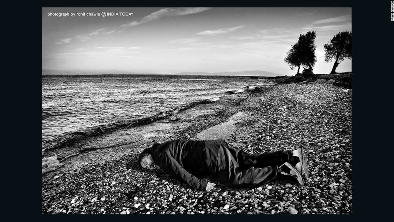 El artista chino Ai Weiwei fue captado en una fotografía de India Today posando como Alan Kurdi, el niño refugiado sirio de 3 años que murió trágicamente al huir a una de las islas griegas.