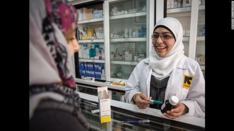 Wissam, 15 años. Trabajo futuro: farmacéutica - "Nuestros vecinos en Siria tenían una farmacia y cuando era joven solía ayudarlos. Cuando la guerra empezó, vi como este farmacéutico ayudaba a los heridos. Cuando vi esto, supe que este era un trabajo importante y que eso era lo que quería hacer".