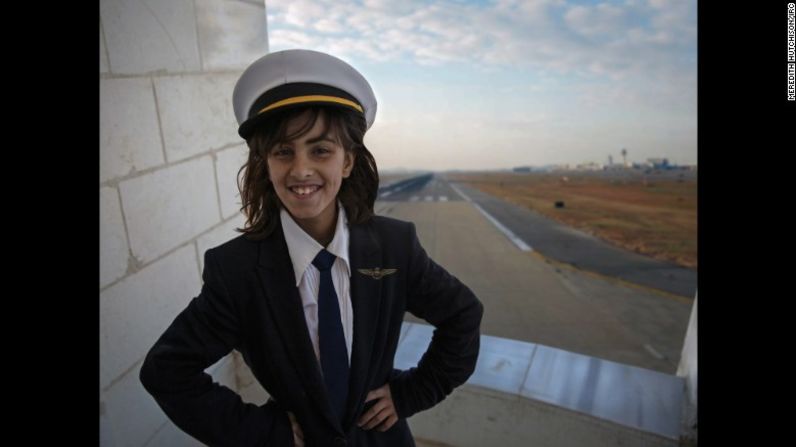 Amani, 10 años. Trabajo futuro: piloto - "Me encantan los aviones. Incluso antes de estar en un avión, supe que quería ser una piloto. Ahora no solo estoy viviendo mis sueños, sino que también ayudo a la gente a viajar, para que conozcan el mundo y descubran nuevos lugares".