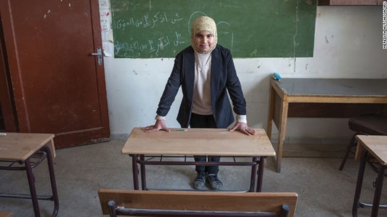 Fátima, 12 años. Trabajo futuro: maestra - "En esta imagen, es muy temprano por la mañana, y estoy esperando en mi clase a que lleguen mis estudiantes. Enseño a niños pequeños a leer y escribir en árabe. Soy estricta, pero me esfuerzo por ayudar a los estudiantes que están teniendo dificultades".